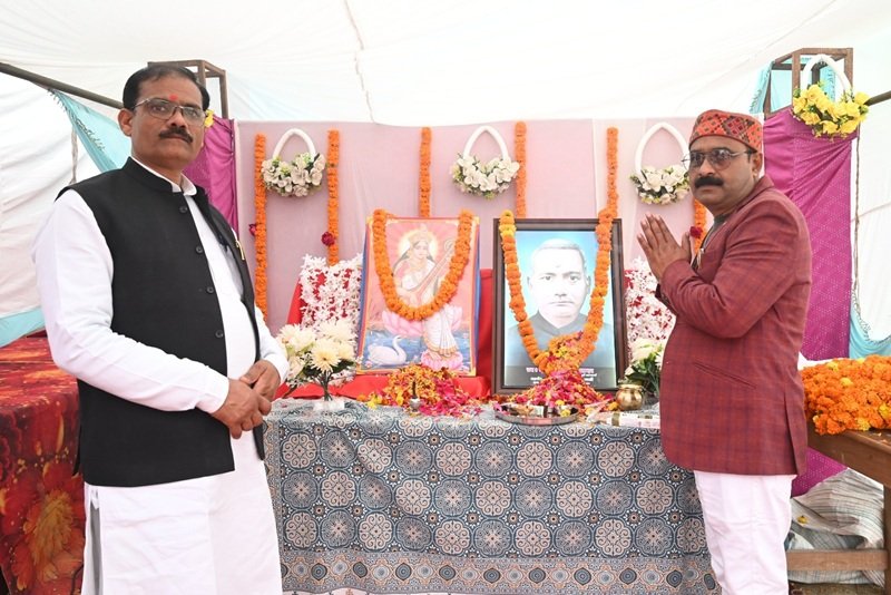 श्रद्धांजलि अर्पित
